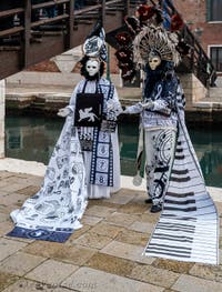 Les costumés du carnaval de Venise devant l'Arsenal de Venise.