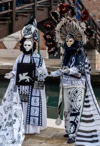 Les costumés du carnaval de Venise devant l'Arsenal de Venise.