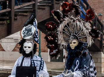 Les costumés du carnaval de Venise devant l'Arsenal de Venise.