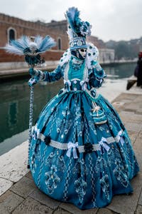 Les costumés du carnaval de Venise devant l'Arsenal de Venise.