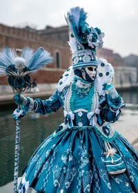 Les costumés du carnaval de Venise devant l'Arsenal de Venise.