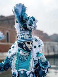 Les costumés du carnaval de Venise devant l'Arsenal de Venise.