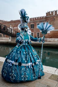 Les costumés du carnaval de Venise devant l'Arsenal de Venise.