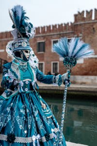 Les costumés du carnaval de Venise devant l'Arsenal de Venise.