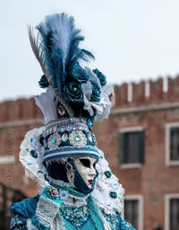 Les costumés du carnaval de Venise devant l'Arsenal de Venise.