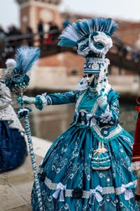 Les costumés du carnaval de Venise devant l'Arsenal de Venise.