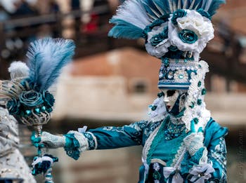 Les costumés du carnaval de Venise devant l'Arsenal de Venise.