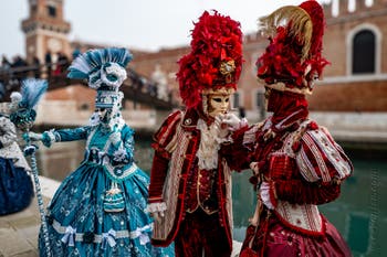 Les costumés du carnaval de Venise devant l'Arsenal de Venise.