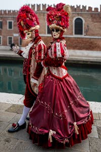 Les costumés du carnaval de Venise devant l'Arsenal de Venise.