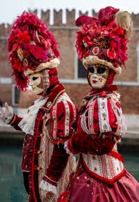 Les costumés du carnaval de Venise devant l'Arsenal de Venise.