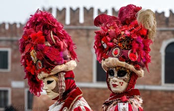 Les costumés du carnaval de Venise devant l'Arsenal de Venise.