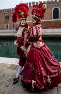 Les costumés du carnaval de Venise devant l'Arsenal de Venise.