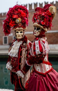 Les costumés du carnaval de Venise devant l'Arsenal de Venise.