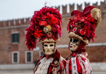 Les costumés du carnaval de Venise devant l'Arsenal de Venise.