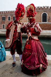 Les costumés du carnaval de Venise devant l'Arsenal de Venise.