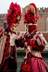 Les costumés du carnaval de Venise devant l'Arsenal de Venise.