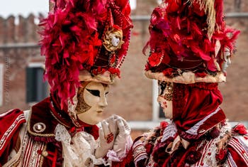 Les costumés du carnaval de Venise devant l'Arsenal de Venise.