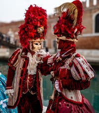 Les costumés du carnaval de Venise devant l'Arsenal de Venise.