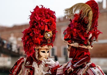 Les costumés du carnaval de Venise devant l'Arsenal de Venise.