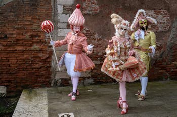 Les costumés du carnaval de Venise devant l'Arsenal de Venise.