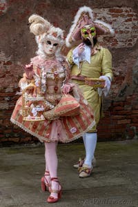 Les costumés du carnaval de Venise devant l'Arsenal de Venise.