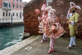 Les costumés du carnaval de Venise devant l'Arsenal de Venise.