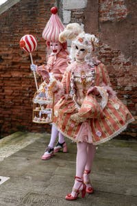 Les costumés du carnaval de Venise devant l'Arsenal de Venise.