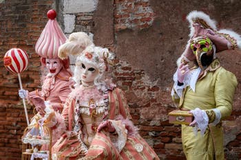 Les costumés du carnaval de Venise devant l'Arsenal de Venise.