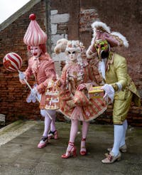 Les costumés du carnaval de Venise devant l'Arsenal de Venise.