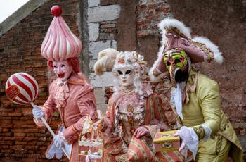 Les costumés du carnaval de Venise devant l'Arsenal de Venise.