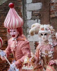 Les costumés du carnaval de Venise devant l'Arsenal de Venise.