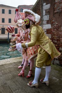 Les costumés du carnaval de Venise devant l'Arsenal de Venise.