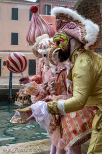 Les costumés du carnaval de Venise devant l'Arsenal de Venise.