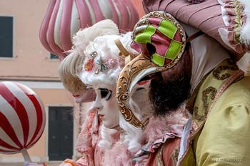 Les costumés du carnaval de Venise devant l'Arsenal de Venise.