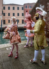 Les costumés du carnaval de Venise devant l'Arsenal de Venise.