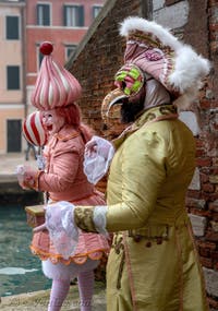 Les costumés du carnaval de Venise devant l'Arsenal de Venise.