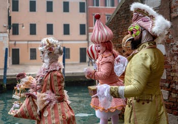 Les costumés du carnaval de Venise devant l'Arsenal de Venise.