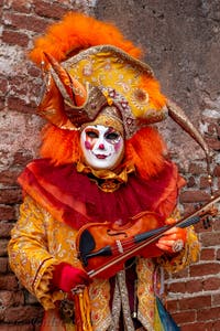 Les costumés du carnaval de Venise devant l'Arsenal de Venise.