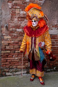 Les costumés du carnaval de Venise devant l'Arsenal de Venise.