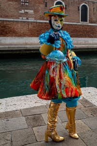 Les costumés du carnaval de Venise devant l'Arsenal de Venise.