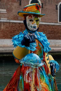 Les costumés du carnaval de Venise devant l'Arsenal de Venise.