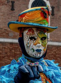 Les costumés du carnaval de Venise devant l'Arsenal de Venise.