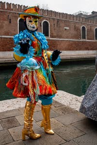 Les costumés du carnaval de Venise devant l'Arsenal de Venise.