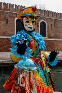 Les costumés du carnaval de Venise devant l'Arsenal de Venise.