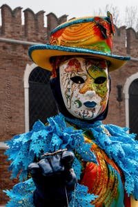 Les costumés du carnaval de Venise devant l'Arsenal de Venise.