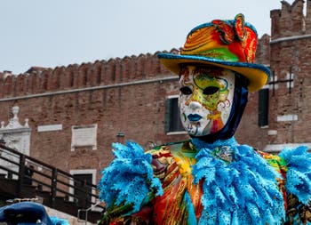 Les costumés du carnaval de Venise devant l'Arsenal de Venise.