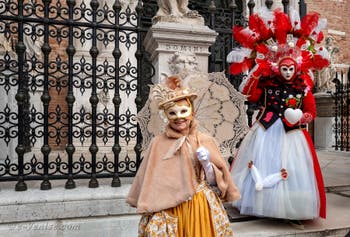 Les costumés du carnaval de Venise devant l'Arsenal de Venise.