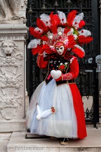 Les costumés du carnaval de Venise devant l'Arsenal de Venise.