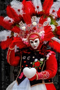 Les costumés du carnaval de Venise devant l'Arsenal de Venise.