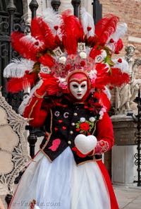 Les costumés du carnaval de Venise devant l'Arsenal de Venise.